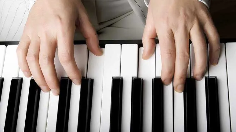 tocando-piano-dr-jose-nasser-aquera